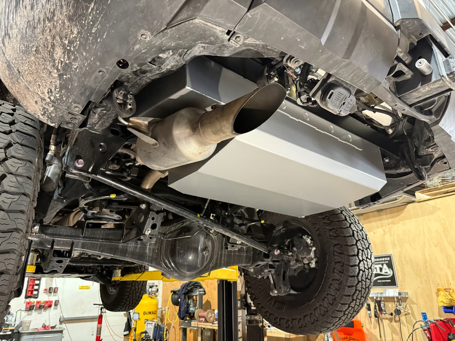 LRA - Toyota LC250 & Lexus GX550 – 24 Gallon Auxiliary
